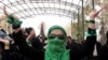 صحنه ای از تظاهرات دانشجویان در محوطه دانشگاه تهران