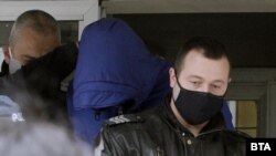 Кристиан Николов (с качулката) малко след ареста му през април