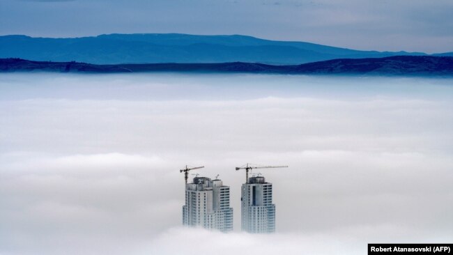 Fotografi e bërë nga mali Vodno, ku shfaqen disa prej ndërtesave më të larta në Shkup, të cilat gjenden mbi re në disa prej zonave me nivelin më të lartë të ndotjes së ajrit. 15 dhjetor, 2017