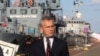 NATO-nun baş katibi Jens Stoltenberg Odessada şimal alyansı gəmilərinin fonunda