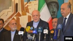 ثامر غضبان، وزیر نفت عراق (نفر اول از راست) همراه با بیژن نامدار زنگنه، همتای ایرانی‌اش.