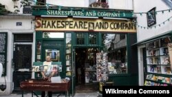 “Shakespeare and Company” atly kitap dükanynyň girelgesi.