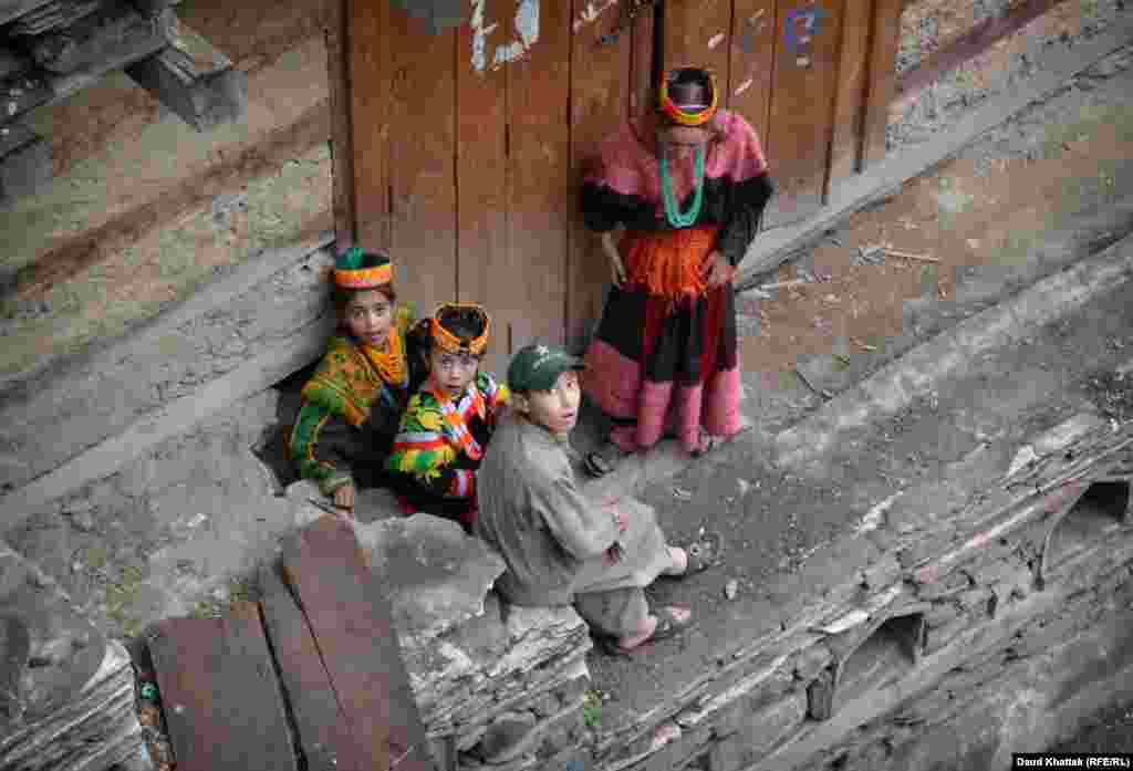 While Kalash men dress in a style almost indistinguishable from Muslims of the region, the clothes of the women and girls jingle with shells and gems that they weave into their clothing.