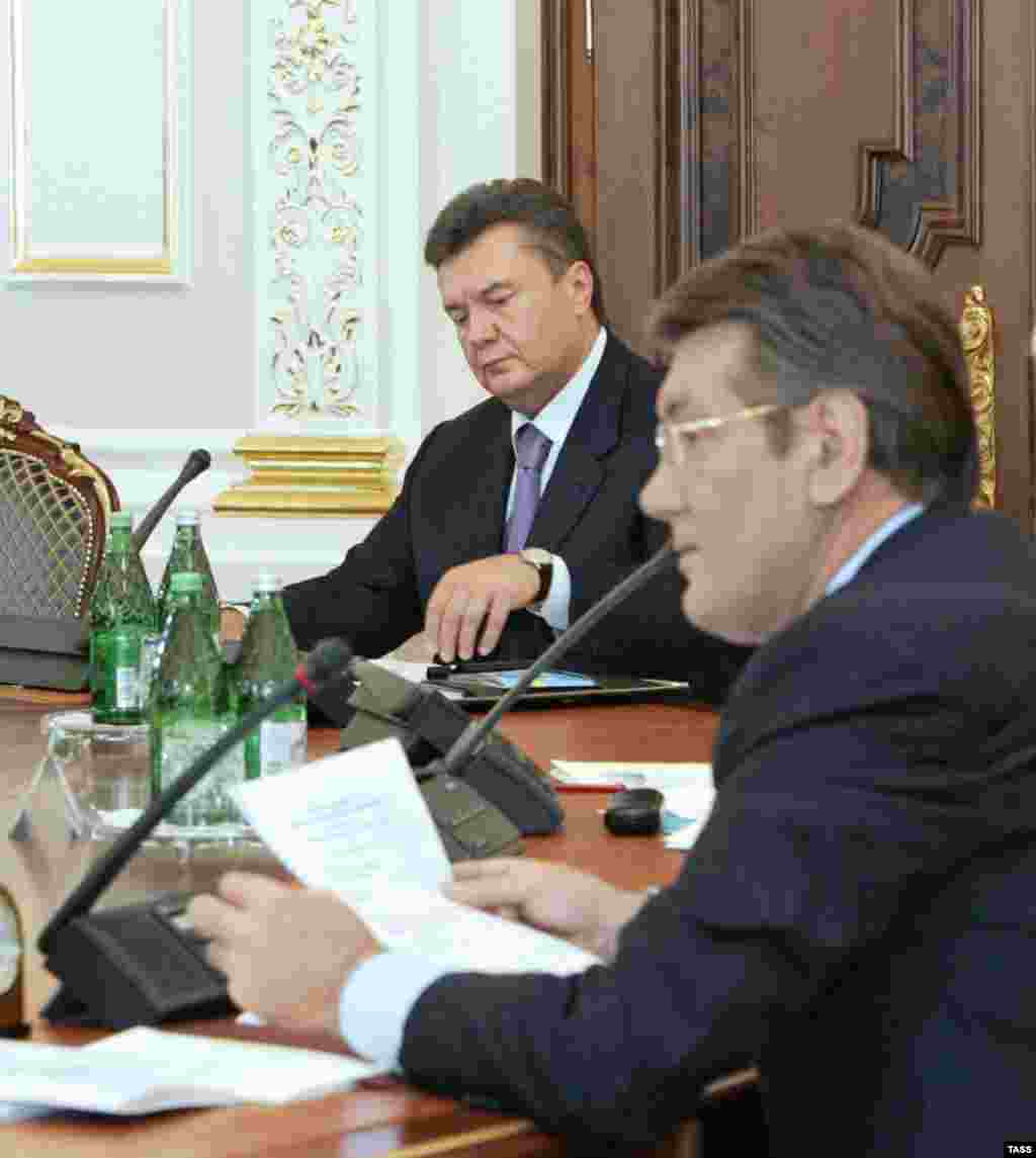 President Viktor Yushchenko (foreground) with Viktor Yanukovych at talks on forming a government on July 27, 2006 - Ukraine's indecisive March parliamentary elections led to months of political wrangling between the allies of the Orange Revolution and the "blue" team of former Prime Minister Viktor Yanukovych. In October, Yanukovych was returned to that post, and RFE/RL hosted a briefing to look at the situation in Kyiv. Listen to the briefing: Real Audio&nbsp;&nbsp;Windows Media