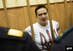 Ukrainian pilot Nadia Savchenko stands inside a defendant's cage during a court hearing in Moscow in 2014. (file photo)