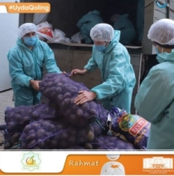 Раздача помощи нуждающимся гражданам в Юнусабадском районе Ташкента.