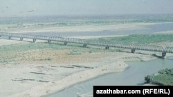 Старый мост, проходящий через реку Амударья в восточной части Туркменистана.