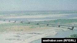 Исторический железный мост через реку Амударья. Архивное фото.