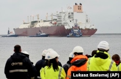 Танкер со сжиженным газом прибывает в польский порт Свиноуйсьце, декабрь 2015 года