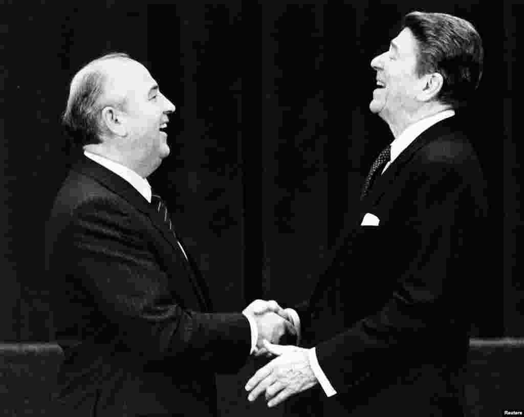 His first meeting with U.S. President Ronald Reagan, in Geneva, on November 19, 1985