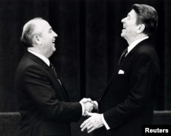 Пъвата му среща с американския президент Роналд Рейгън. Женева, 19 ноември 1985 г.