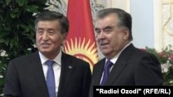 Глава Таджикистана Эмомали Рахмон и президент Кыргызстана Сооронбай Жээнбеков. Архивное фото