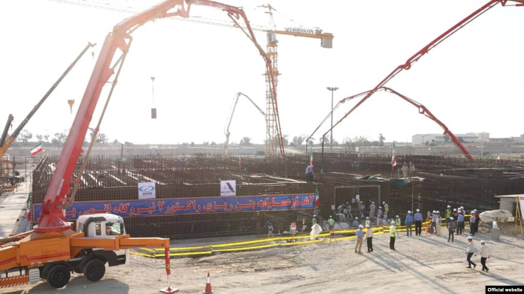 نمایی از آغاز عملیات بتنریزی در واحد ۲ نیروگاه اتمی بوشهر (منبع: سایت سازمان انرژی اتمی ایران)