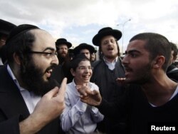 مرافعه میان یک مذهبی تندرو و یک فرد سکولار در بیت شمش. ۲۶ دسامبر ۲۰۱۱