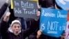 Сторонники Владимира Путина собрались на митинг в его поддержку на Манежной площади в Москве