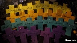 Сэнди Хук мектебіндегі қырғыннан қаза тапқан балалардың есімдері. АҚШ, 18 желтоқсан 2012 жыл.