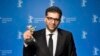 Danis Tanović drži Srebrnog medvjeda, specijalnu nagradu žirija, 66. Berlinale, 20. februar 2016.