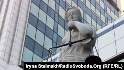 Монумент Феміді поблизу Апеляційного суду Києва