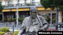 В Швейцарии памятнику Набокова "казаки", кажется, не угрожают.