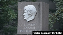 Мемориальный знак на площади Галины Старовойтовой в Петербурге