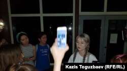 Айдана Айдархан, дочь заключенного поэта и диссидента Арона Атабека, выходит из полицейского участка после примерно двухчасового задержания во время акции в поддержку отца. Алматы, 14 июля 2019 года.