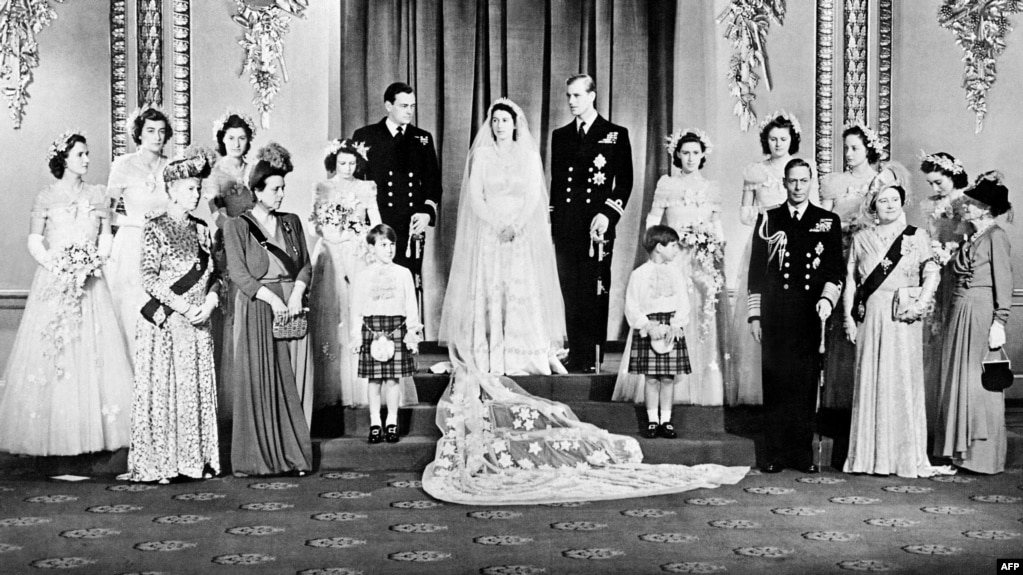  Членовете на кралското семейство театралничат към принцеса Елизабет и Филип, херцогът на Единбург, в деня на сватбата им в тронната зала на Бъкингамския замък, 20 ноември 1947 година 