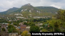 Поселок Куйбышево, гора Бурун-Кая (Утюг) на заднем плане