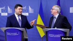 Ukrainian Prime Minister Volodymyr Hroysman (left) and European Commission President Jean-Claude Juncker in February
