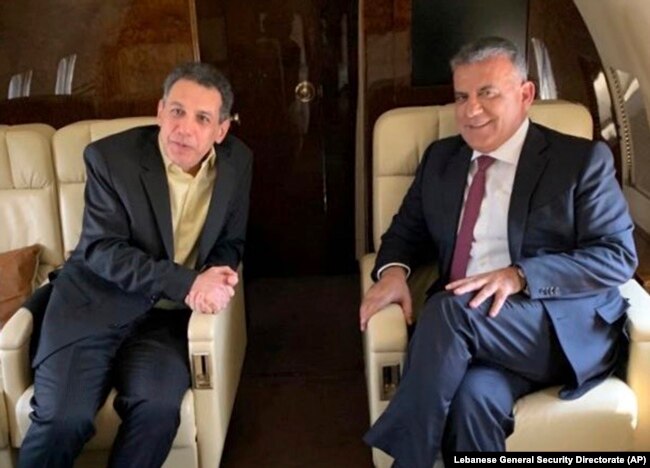 نزار زکا (چپ) همراه با عباس ابراهیم، مدیر امنیت عمومی لبنان، در یک پرواز خصوصی از تهران به بیروت.