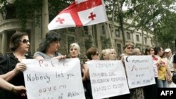 Georgians forming a human chain in Tbilisi