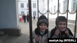 Қырғызстандағы мектеп оқушылары. (Көрнекі сурет)