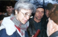 Анна Политковская в Чечне, 2001. Фото: ТАСС