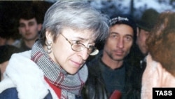  Анна Политковская е журналистка във вестник „ Новая газета “. При работата си в Чечения е арестувана, тъй като няма подобаващи документи. 21 февруари 2001 година 
