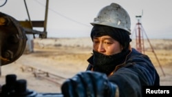 Рабочий на нефтяном месторождении в Казахстане. Иллюстративное фото.