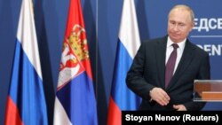Președintele rus Vladimir Putin înaintea unei conferințe de presă cu omologul său sârb, Aleksandar Vucic