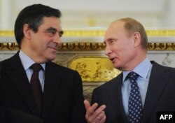 Vladimir Putin cu Francois Fillon, in Moscova, 18 noiembrie, 2011, pe când amândoi eurau prim miniștri.