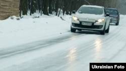 В «Укравтодорі» додали, що червоний рівень небезпечності зберігається в Одеській і Миколаївській областях. Там може випасти до 40 сантиметрів снігу