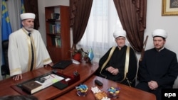 Кырым мөфтие Эмирали Аблаев Акмәчеттә Русиянең мөфтиләр шурасы рәисе Равил Гайнетдинне кабул итә. 27 март 2014