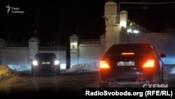 Авто, яким користується Олександр Грановський, біля в’їзду до адміністрації президента