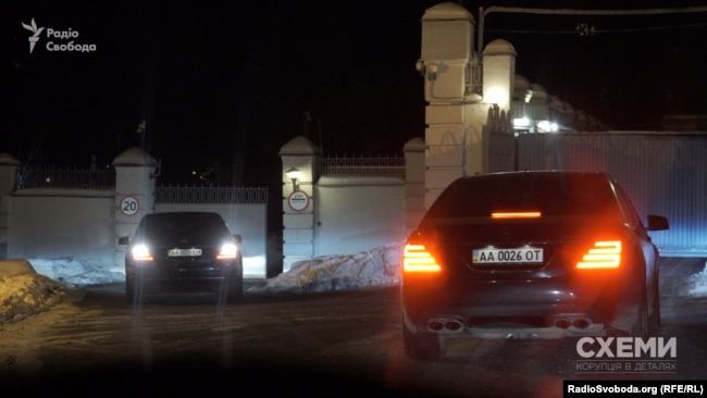 Авто, яким користується Олександр Грановський, біля в'їзду до АП