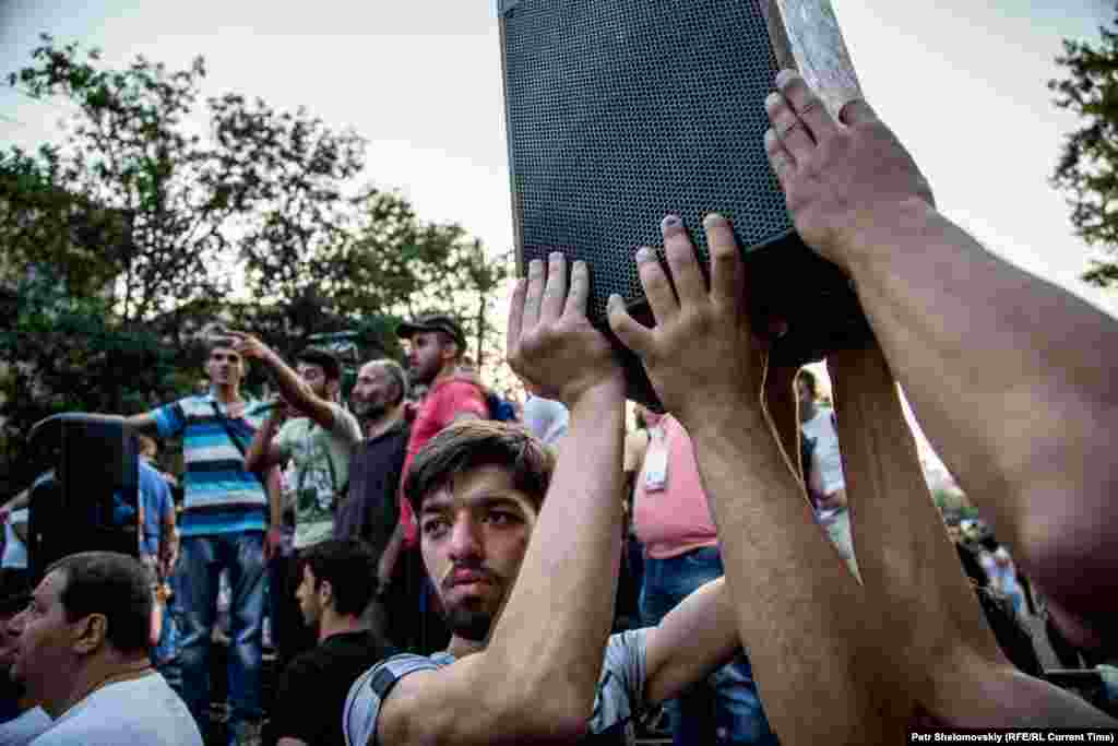 Проте з&#39;явилися й прихильники того, щоб залишитися на проспекті, які підняли колонку над головами і почали агітацію. Люди вирішили залишитися, незважаючи ні на що Фото від 28 червня з проспекту Баграмяна