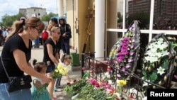 Імпровізований меморіал на місці одного з нападів в Актобе, де загинули люди, 8 червня 2016 року