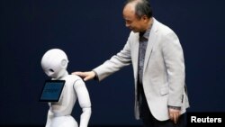 Shefi i "SoftBank Corp.", Masayoshi Son prezanton robotin me emrin 'pepper' 