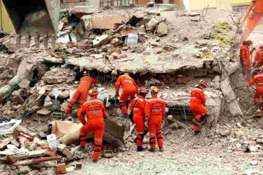 In the days following the tremor, Abbas Atilay, a photographer working for RFE/RL's Azerbaijani Service, traveled to the Turkish city of Van, which was one of the places worst affected by the quake.