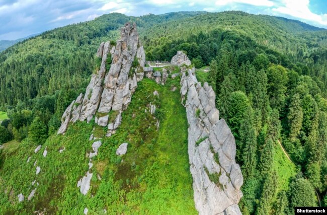 Карпати. Скельний комплекс, який був основою Тустані – середньовічної наскельної давньоруської фортеці-граду і митниці ІХ–ХVІ століть. Тустань – унікальна пам’ятка історії, археології, архітектури та природи. Поблизу села Урич Сколівського району Львівської області