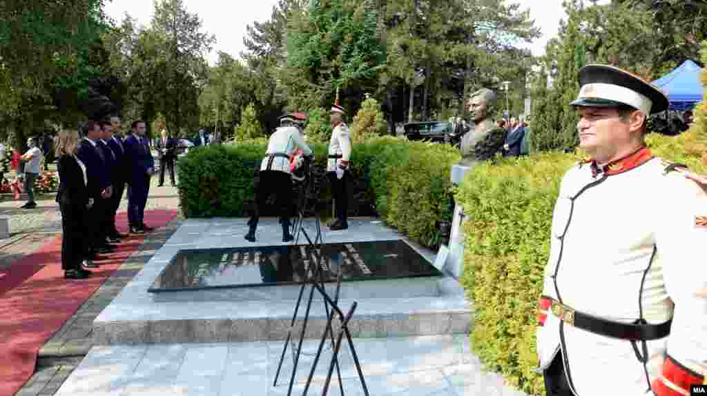 Положување цвеќе на гробот на претседателот Борис Трајковски по повод 8 Септември.