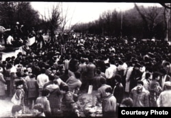 Участники организованной движением «Бирлик» демонстрации в Ташкенте требуют признания узбекского государственным языком. Март 1989 года.