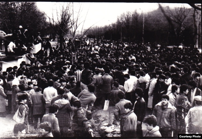 Бирлик ҳаракати аъзолари ўзбек тилига давлат тили мақоми берилишини талаб қилиб намойиш ўтказмоқда. 1989 йил март