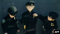 Сыновья главы Чечни Рамзана Кадырова в полицейской форме, архивное фото