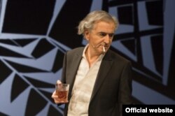 Bernard-Henri Levy în spectacol...